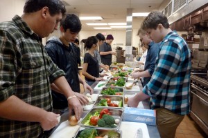 Reed students learn critical knife skills in this cooking class organized and led by Bon Appetit. 