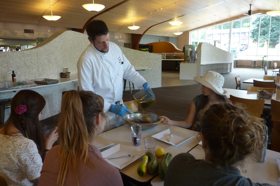Ethan Davidsohn teaches a group of Lewis & Clark College freshmen how to prepare a farm to fork salad from scratch.