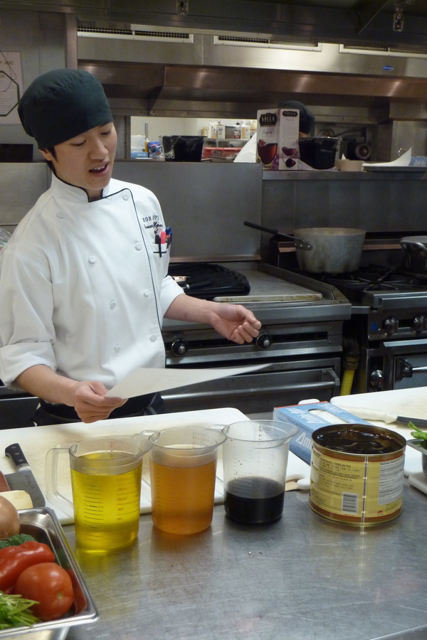 Executive Chef Jenny Nguyen teaches Reed College students how to cook a healthful meal on a budget.