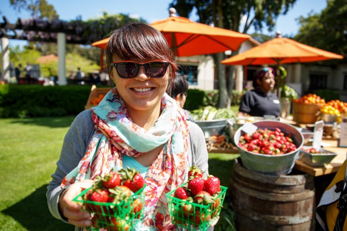 Mills College student at the farmers market