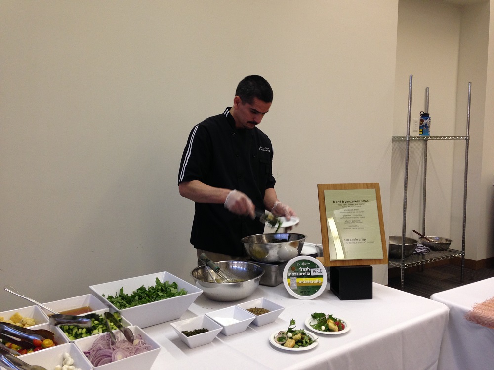 Pitzer Executive Chef Marcos Rios demonstrates how to make a salad using Farm to Fork produce from Huerta del Valle.