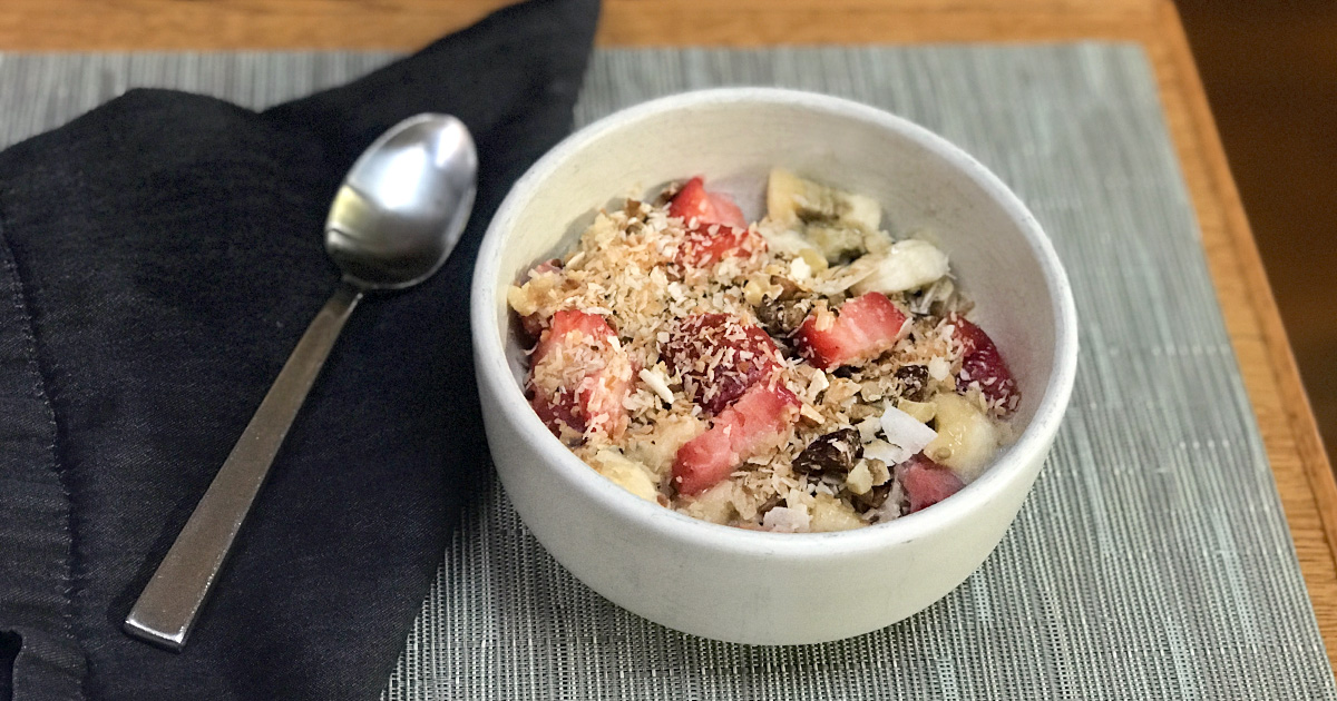 Porridge with strawberries and bananas 
