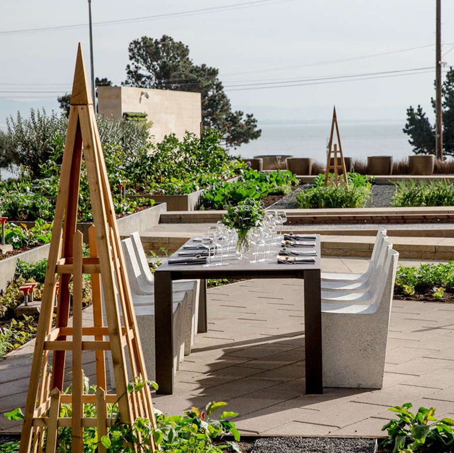 garden party table set up