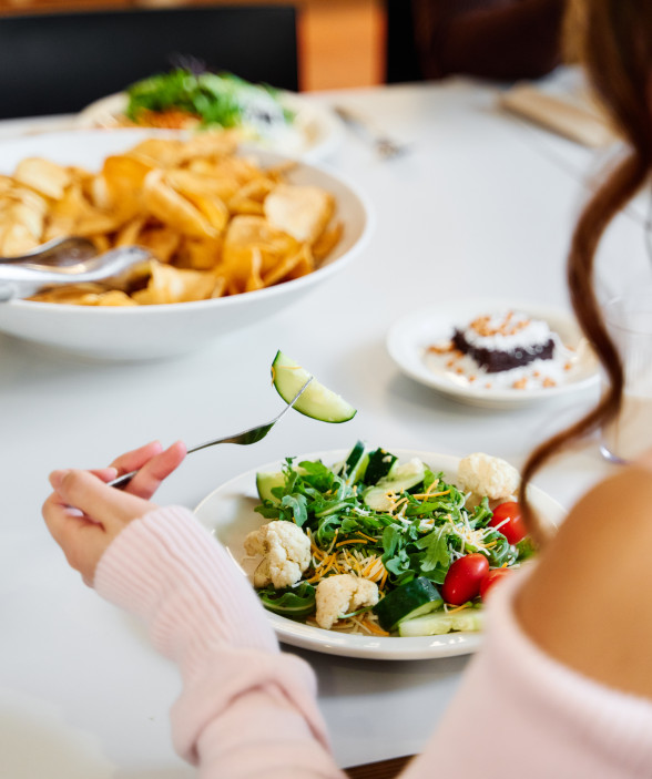 student eating salad_2